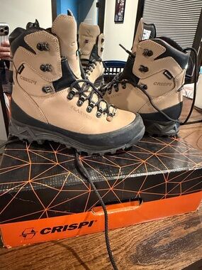 Crispi Skarven hunting/hiking boots. WORN ONCE. Like new size 6.5 Women